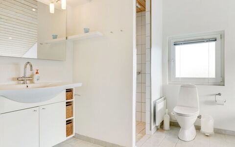 Iacobus - 400M from the Sea: Interior Design, Pavimentazione, Pavimento, Parete, Idraulico Fixture, Soffitto, Bagno, Legna, Lavandino Del Bagno, Lavello