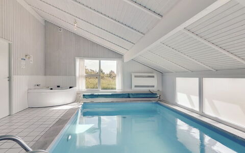 Serine - 800M from the Sea: Soffitto, Pavimentazione, Interior Design, Pavimento, Materiale Composito, Mobilia, Ricorrere, Hotel, Design, Illuminazione Diurna