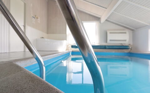 Serine - 800M from the Sea: Soffitto, Pavimentazione, Interior Design, Pavimento, Materiale Composito, Mobilia, Ricorrere, Hotel, Design, Illuminazione Diurna