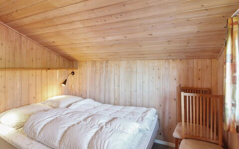Diderik - 300M from the Sea: Camera Da Letto, Legna, Pavimento, Pavimentazione, Interior Design, Letto, Soffitto, Mobilia, Camera, Lenzuolo