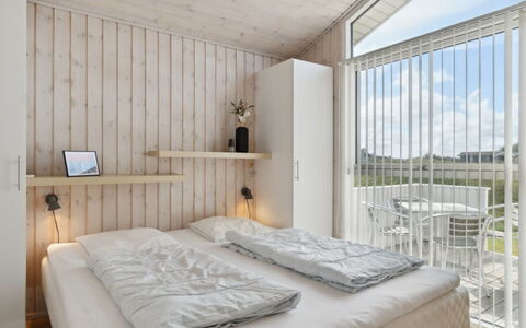 Ohto - 281M from the Sea: Legna, Soffitto, Interior Design, Pavimento, Camera Da Letto, Appartamento, Letto, Latifoglie, Color Legno, Design