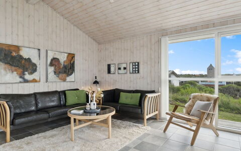 Ohto - 281M from the Sea: Legna, Pavimentazione, Pavimento, Interior Design, Mobilia, Casa, Soggiorno, Pavimento In Legno, Soffitto, Divano