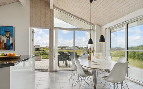 Ohto - 281M from the Sea: Soffitto, Pavimentazione, Cucina & Sala Da Pranzo Tavolo, Lampada, Pavimento In Legno, Latifoglie, Soggiorno, Sedia, Lampada