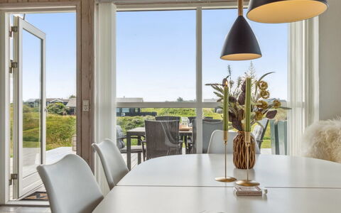 Ohto - 281M from the Sea: Mobilia, Interior Design, Pavimentazione, Sedia, Pavimento, Legna, Cucina & Sala Da Pranzo Tavolo, Sala Da Pranzo, Soffitto, Tavolo