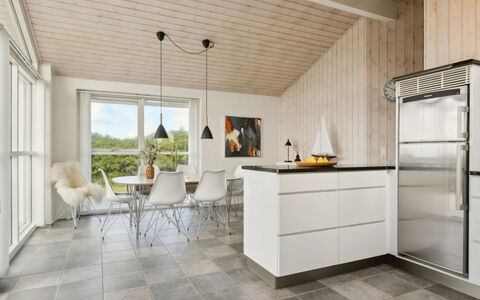 Ohto - 281M from the Sea: Pavimentazione, Pavimento, Legna, Interior Design, Cucina, Soffitto, Mobilia, Pavimento In Legno, Controsoffitto, Cabinetry