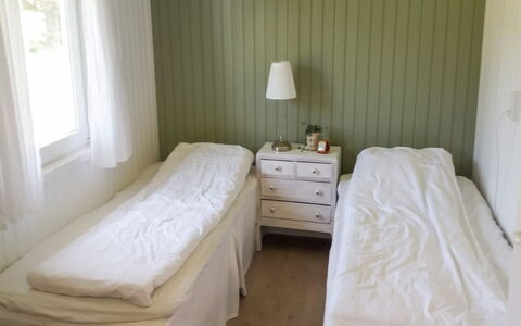 Gerlef - 382M from the Sea: Legna, Mobilia, Pavimento, Pavimentazione, Camera Da Letto, Interior Design, Letto, Lenzuolo, Bedding, Telaio Del Letto