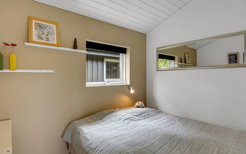 Aarthi - 637M from the Sea: Parete, Interior Design, Soffitto, Camera Da Letto, Legna, Letto, Pavimento, Pavimentazione, Illuminazione, Camera