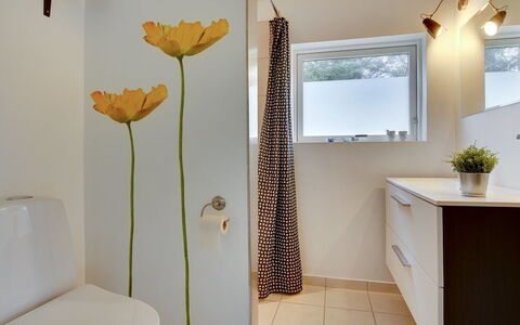 Aarthi - 637M from the Sea: Parete, Idraulico Fixture, Bagno, Interior Design, Pavimentazione, Pavimento, Gabinetto, Lavandino Del Bagno, Toilet Seat, Idraulico