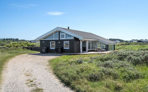 Hermund - 110M from the Sea: Zona Residenziale, Tetto, Sobborgo, Driveway, Estate, Camino