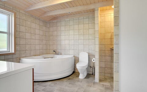 Hermande - 203M from the Sea: Mobilia, Interior Design, Sedia, Pavimentazione, Tavolo, Ricorrere, Pavimento, Soffitto, Camera, Eco Hotel