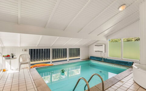 Franka - 950M from the Sea: Pavimentazione, Pavimento, Soffitto, Interior Design, Mobilia, Ricorrere, Piscina, Sedia, Hotel, Design