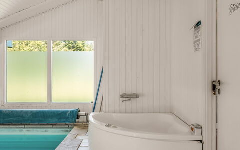 Franka - 950M from the Sea: Pavimentazione, Pavimento, Interior Design, Legna, Soffitto, Idraulico Fixture, Vasca Da Bagno, Materiale Composito, Camera, Bagno
