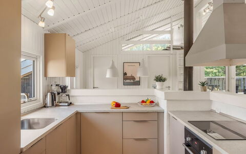 Franka - 950M from the Sea: Cucina, Controsoffitto, Interior Design, Mobilia, Cabinetry, Elettrodomestico Da Cucina, Pavimentazione, Lampada, Soffitto, Legna