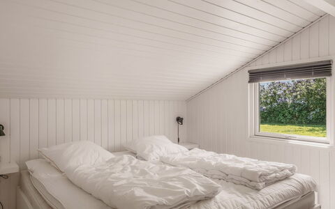 Franka - 950M from the Sea: Legna, Soffitto, Camera Da Letto, Pavimento, Interior Design, Pavimentazione, Letto, Bedding, Lenzuolo, Telaio Del Letto