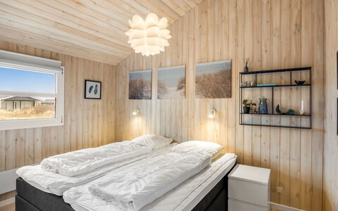 Zafirka - 364M from the Sea: Legna, Camera Da Letto, Soffitto, Letto, Bedding, Lenzuolo, Telaio Del Letto, Congelamento, Calotta Di Ghiaccio, Inverno