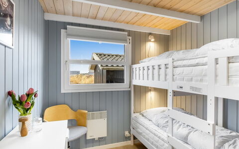 Zafirka - 364M from the Sea: Camera Da Letto, Letto A Castello, Bedding, Color Legno, Letto, Plank, Biancheria, Telaio Del Letto, Latifoglie, Hotel