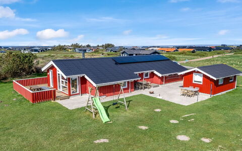 Skrallan - 400M from the Sea: Architettura, Tetto, Casa, Materiale Composito, Illuminazione Diurna, Raccordo, Driveway