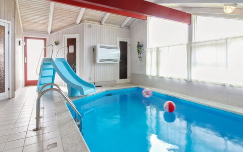 Skrallan - 400M from the Sea: Pavimentazione, Pavimento, Interior Design, Soffitto, Ricorrere, Piscina, Hotel, Tenda, Pianta Della Casa