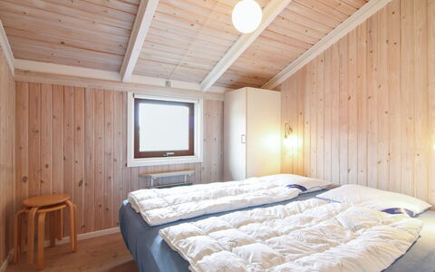 Skrallan - 400M from the Sea: Legna, Camera Da Letto, Casa, Letto, Latifoglie, Lenzuolo, Bedding, Telaio Del Letto, Color Legno, Plank