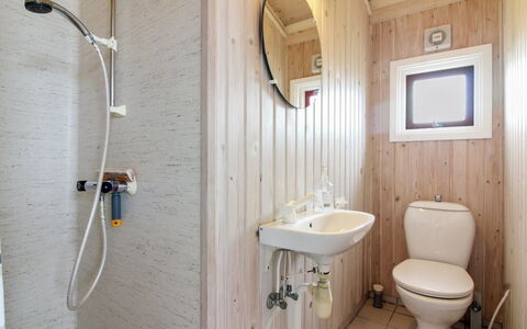 Skrallan - 400M from the Sea: Idraulico Fixture, Parete, Pavimentazione, Bagno, Legna, Toilet Seat, Pavimento, Gabinetto, Lavandino Del Bagno, Lavello