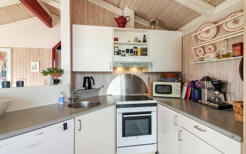 Skrallan - 400M from the Sea: Cucina, Elettrodomestico Da Cucina, Controsoffitto, Interior Design, Apparecchio Major, Legna, Pavimentazione, Soffitto, Mobilia, Cabinetry