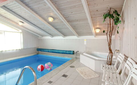 Skrallan - 400M from the Sea: Mobilia, Pavimentazione, Pavimento, Interior Design, Ricorrere, Soffitto, Piscina, Hotel, Sedia, Color Legno