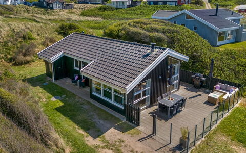 Idalia - 125M from the Sea: Costruzione, Casa, Legna, Casa, Tetto, Villetta, Zona Residenziale, Arbusto, Architettura