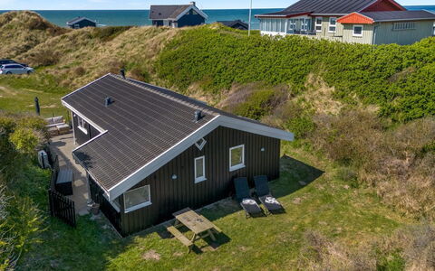 Idalia - 125M from the Sea: Costruzione, Casa, Legna, Casa, Tetto, Villetta, Zona Residenziale, Arbusto, Architettura