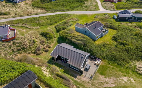 Idalia - 125M from the Sea: Costruzione, Casa, Legna, Casa, Tetto, Villetta, Zona Residenziale, Arbusto, Architettura
