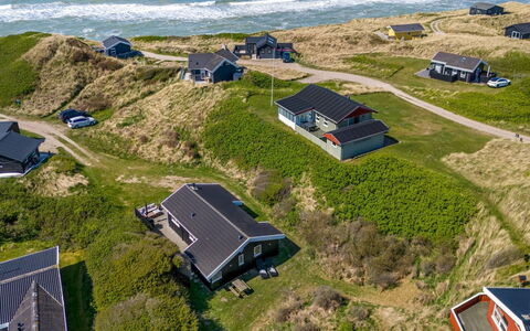 Idalia - 125M from the Sea: Costruzione, Casa, Legna, Casa, Tetto, Villetta, Zona Residenziale, Arbusto, Architettura