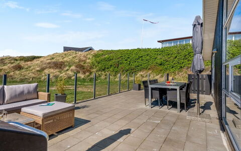 Idalia - 125M from the Sea: Blu, Arbusto, Villetta, Groundcover, Giardino, Estate, Shade, Landscaping, Agriturismo, Eco Hotel