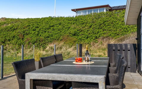 Idalia - 125M from the Sea: Blu, Arbusto, Villetta, Groundcover, Giardino, Estate, Shade, Landscaping, Agriturismo, Eco Hotel