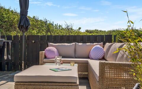 Idalia - 125M from the Sea: Blu, Arbusto, Villetta, Groundcover, Giardino, Estate, Shade, Landscaping, Agriturismo, Eco Hotel