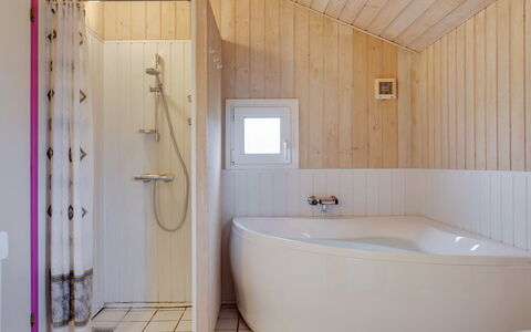 Hava - 450M from the Sea: Pavimentazione, Pavimento, Idraulico Fixture, Bagno, Interior Design, Parete, Legna, Vasca Da Bagno, Soffitto, Rubinetto