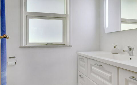 Marsa - 1.5Km from the Sea: Parete, Interior Design, Idraulico Fixture, Soffitto, Pavimentazione, Mobiletto Del Bagno, Bagno, Pavimento, Camera, Specchio