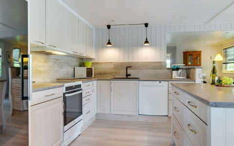Sorja - 420M from the Sea: Cucina, Controsoffitto, Interior Design, Legna, Pavimentazione, Elettrodomestico Da Cucina, Cabinetry, Mobilia, Soffitto, Lampada