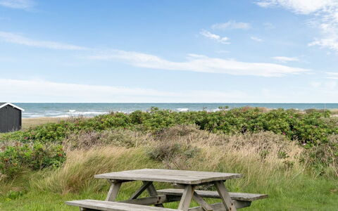 Miroslava - 140M from the Sea: Casa, Casa, Porta, Tetto, Villetta, Estate, Giardino, Shade, Raccordo, Cortile