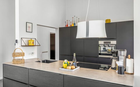 Vilda - 416M from the Sea: Interior Design, Cucina, Controsoffitto, Mobilia, Pavimentazione, Elettrodomestico Da Cucina, Cabinetry, Illuminazione, Pavimento, Lampada