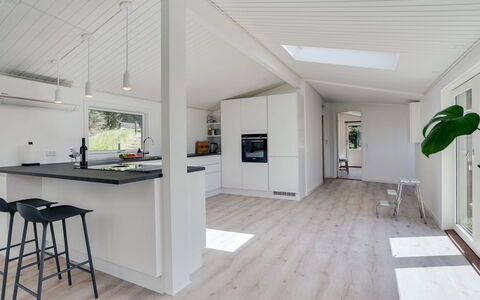 Albert - 340M from the Sea: Pavimentazione, Interior Design, Pavimento, Pavimento In Legno, Legna, Soffitto, Mobilia, Pavimento Laminato, Lampada, Cucina