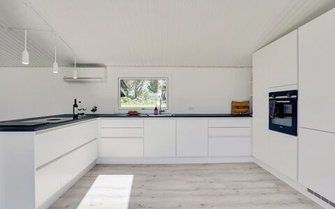 Albert - 340M from the Sea: Pavimentazione, Cucina, Legna, Interior Design, Controsoffitto, Pavimento, Soffitto, Cabinetry, Pavimento In Legno, Mobilia