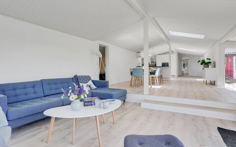 Albert - 340M from the Sea: Pavimentazione, Interior Design, Pavimento, Legna, Divano, Mobilia, Soffitto, Soggiorno, Pavimento In Legno, Casa