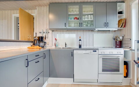 Ailika - 300M from the Sea: Cucina, Elettrodomestico Da Cucina, Apparecchio Major, Controsoffitto, Pavimentazione, Cabinetry, Legna, Interior Design, Lavandino Della Cucina, Mobilia