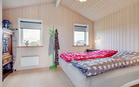 Ailika - 300M from the Sea: Camera Da Letto, Interior Design, Legna, Soffitto, Mobilia, Letto, Casa, Bedding, Camera, Lenzuolo