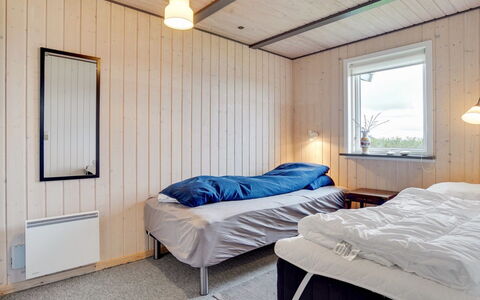 Ailika - 300M from the Sea: Legna, Camera Da Letto, Letto, Soffitto, Pavimento, Lenzuolo, Bedding, Telaio Del Letto, Latifoglie, Color Legno