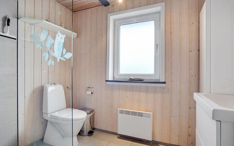 Ailika - 300M from the Sea: Legna, Pavimentazione, Pavimento, Interior Design, Idraulico Fixture, Camera, Soffitto, Idraulico, Gabinetto, Bagno