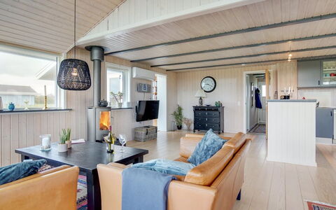 Ailika - 300M from the Sea: Legna, Pavimentazione, Pavimento, Soffitto, Interior Design, Mobilia, Soggiorno, Divano, Casa, Pavimento In Legno