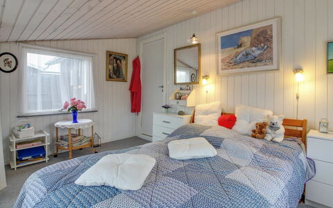 Edvin - 400M from the Sea: Camera Da Letto, Legna, Letto, Mobilia, Lenzuolo, Interior Design, Soffitto, Bedding, Telaio Del Letto, Casa