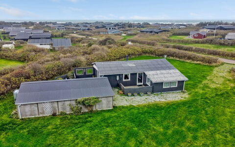 Edvin - 400M from the Sea: Costruzione, Casa, Legna, Casa, Tetto, Villetta, Zona Residenziale, Arbusto, Architettura