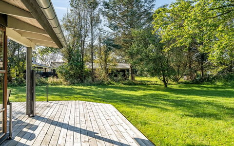 Emeli - 1.3Km from the Sea: Costruzione, Casa, Legna, Casa, Tetto, Villetta, Zona Residenziale, Arbusto, Architettura