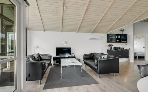 Frejdis - 1.1Km from the Sea: Interior Design, Mobilia, Pavimentazione, Soffitto, Pavimento, Legna, Divano, Camera, Pavimento In Legno, Soggiorno